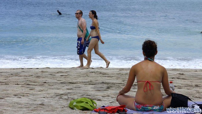 Ilustrasi Wisatawan berjemur di Pantai BALI