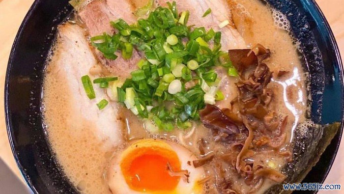 Tempat makan ramen babi